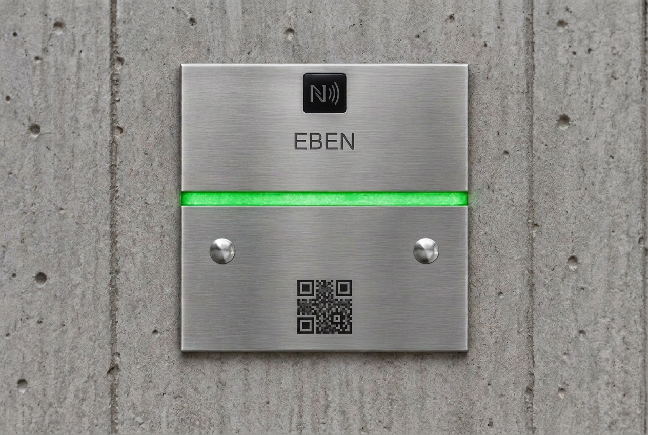 Metallisches EBEN Meterriss-Schild mit durchgehender horizontaler Kerbe und magnetisch aufgesetztem schwarzem Sensor